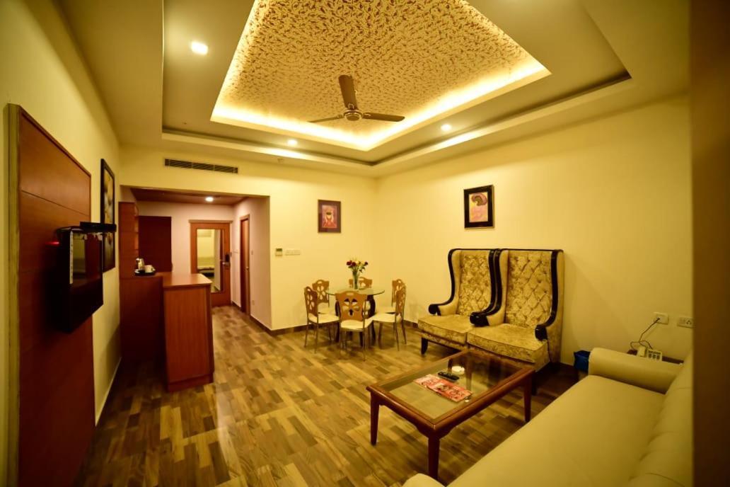 Grand Continental Hotel Prayagraj Extérieur photo