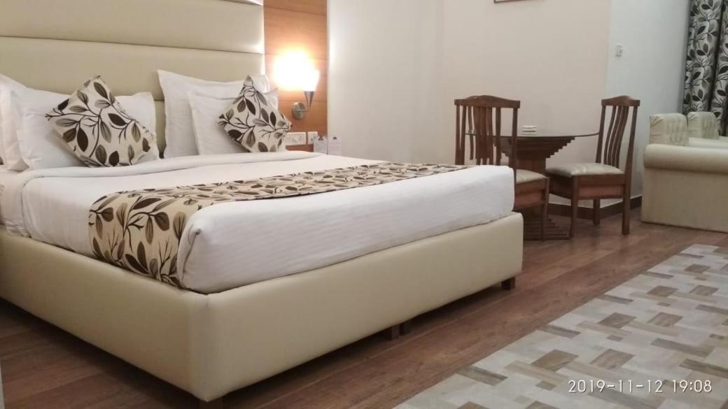 Grand Continental Hotel Prayagraj Extérieur photo